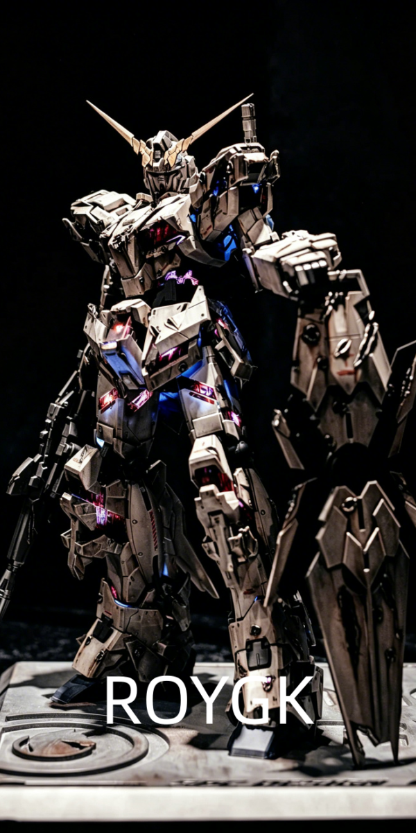 Damaged Unicorn Gundam standing pose one platform !1:48 mega
