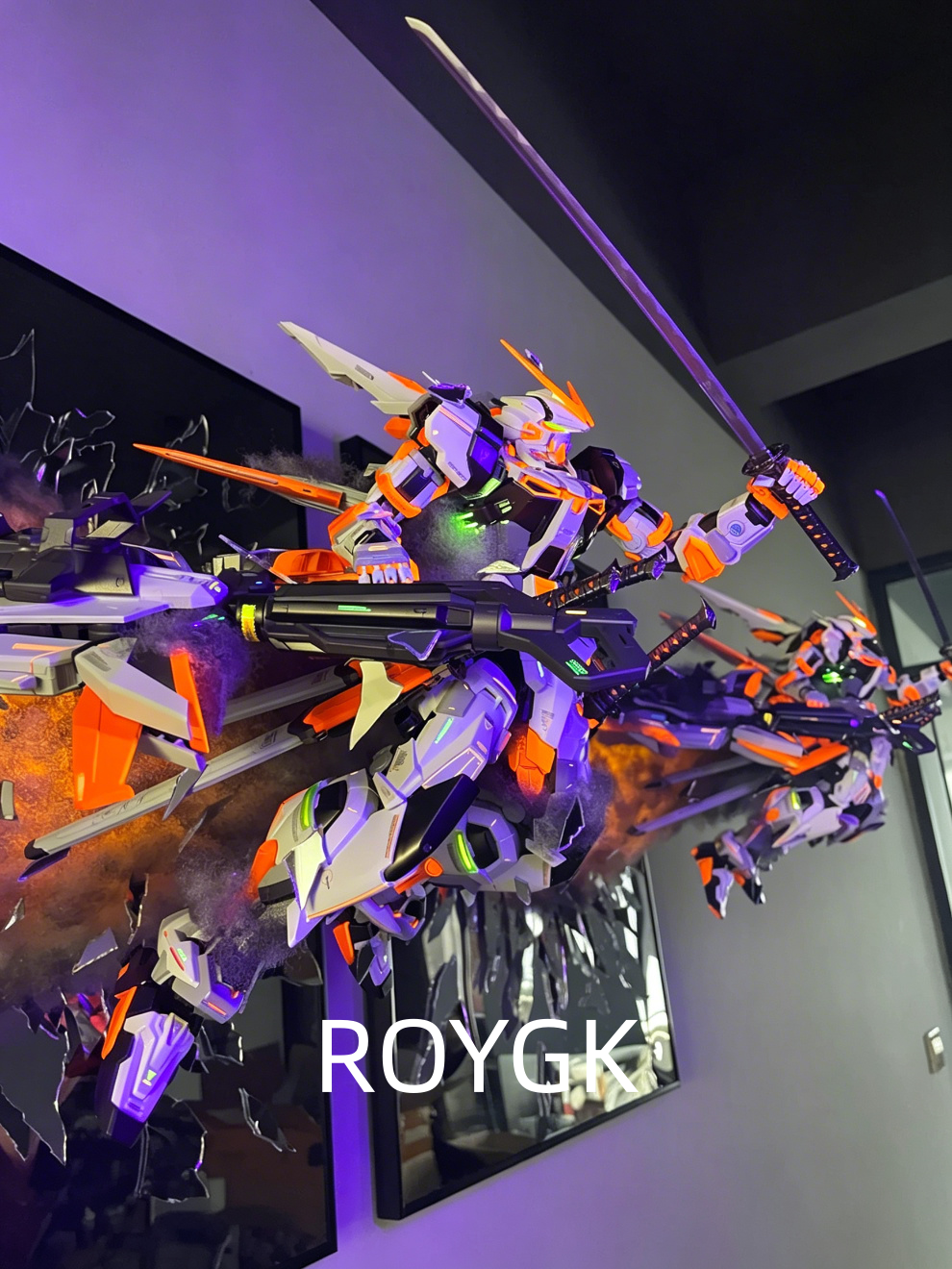fdf7723312064f5b93268dd1e8888ce5.webp~tplv-a9rns2rl98-image_raw_b Gundam Astray with Huge Sword with lighting effect and fluorescent effect!! - Image 1