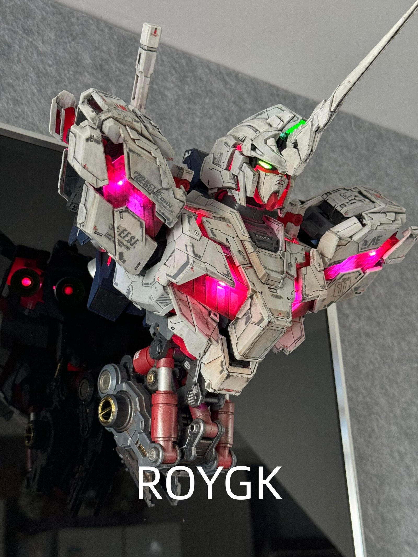 微信图片_20261013112958_1077_2 RX-0 Unicorn Gundam Bust, Battle-Damaged Weathering, Multi-LED Light-Up Transformable Half-Body Statue - Image 1